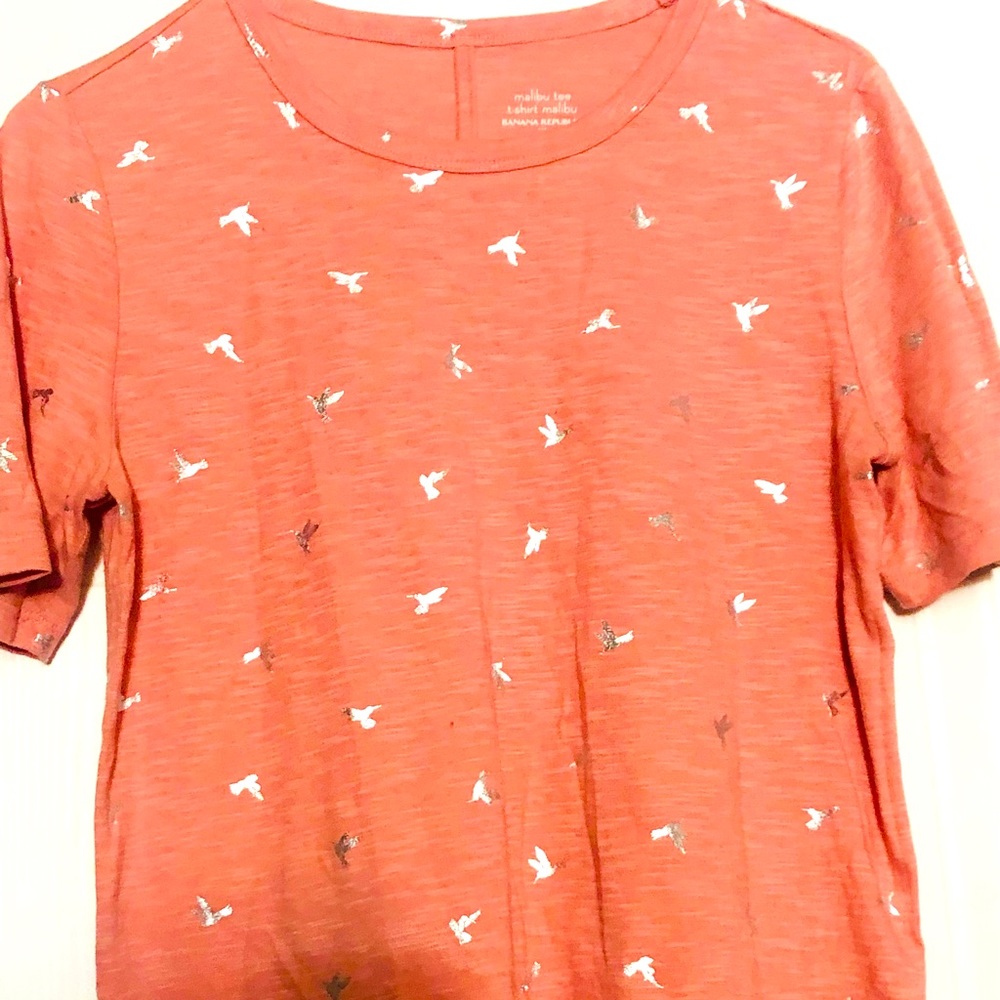 Banana republic t shirt size small . Peach color
